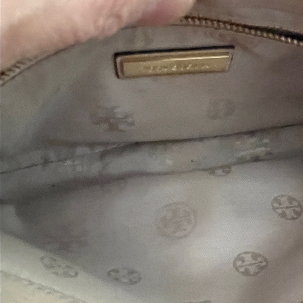 Tory Burch Harper Leather Crossbody Bag 
Bedrock color.  EUC GOLD IN STRAP - Picture 5 of 14